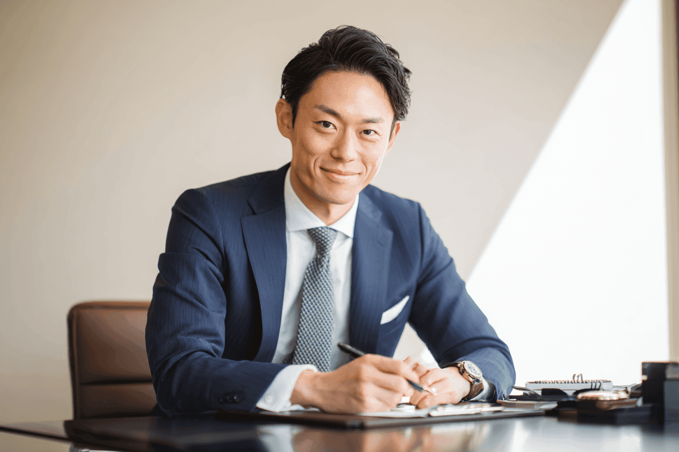 プロの鑑定士がお品物を丁寧に査定する様子